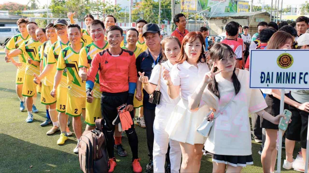 Các cầu thủ tham dự giải bóng đá đồng hương với tinh thần giao lưu, kết bạn và rèn luyện sức khỏe