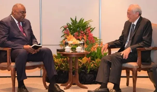 Bộ trưởng Quốc phòng Mỹ Lloyd Austin hội đàm với Bộ trưởng Quốc phòng Singapore Ng Eng Hen. Ảnh: CNA