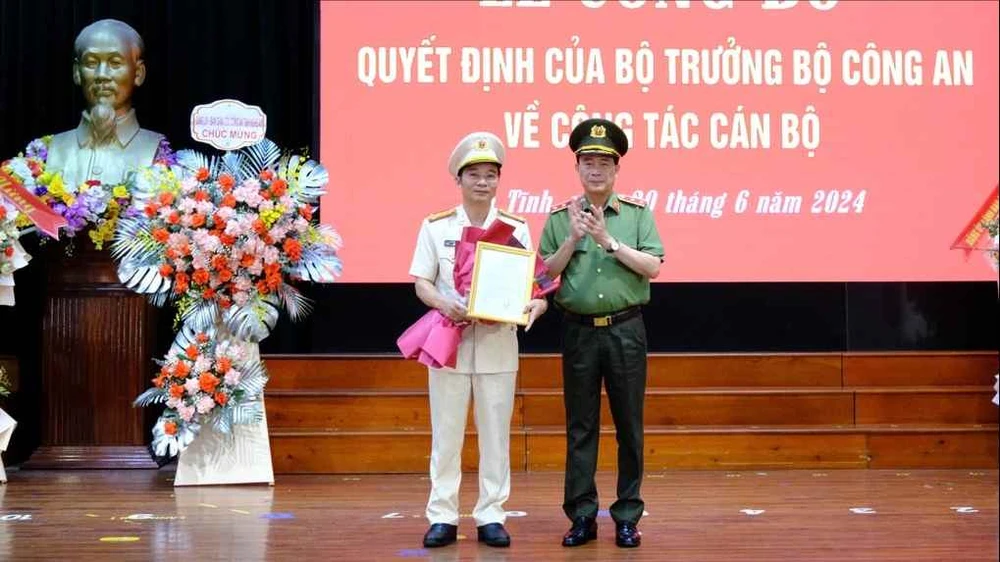 Thứ trưởng Lê Quốc Hùng trao quyết định điều động, bổ nhiệm Đại tá Nguyễn Xuân Thao giữ chức vụ Giám đốc Công an tỉnh Hà Tĩnh