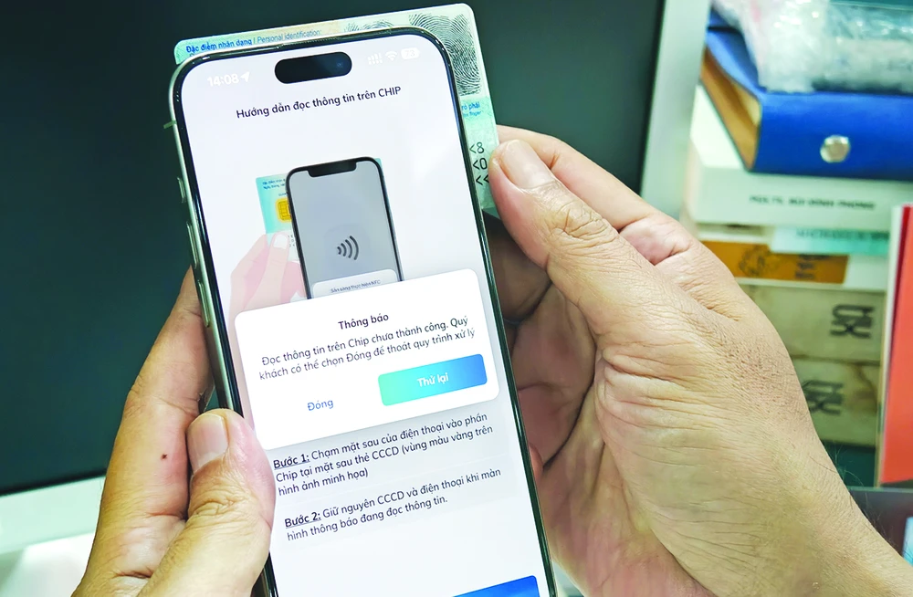 Quét thông tin CCCD không phải lúc nào cũng thành công khi cập nhật sinh trắc học qua app ngân hàng nên người dùng cần kiên nhẫn. Ảnh: TẤN BA