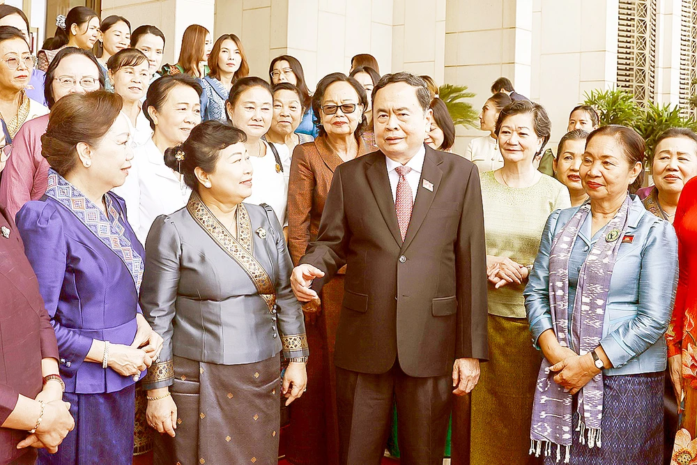 Chủ tịch Quốc hội Trần Thanh Mẫn với đại biểu Hội Phụ nữ và nữ doanh nhân Lào và Campuchia. Ảnh: TTXVN