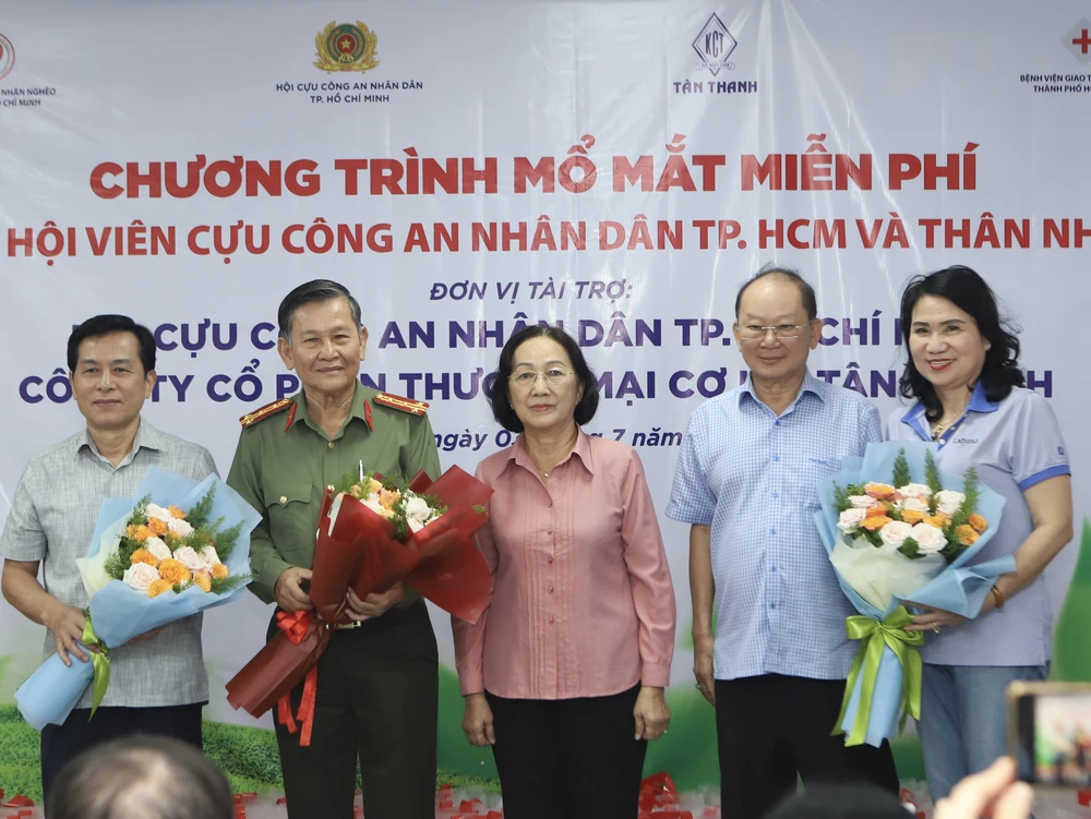 Đại diện Hội Cựu CAND TPHCM và Đại diện Công ty Tân Thanh nhận hoa cảm ơn từ Hội Bảo trợ bệnh nhân nghèo TPHCM. Ảnh: BÁO CATPHCM
