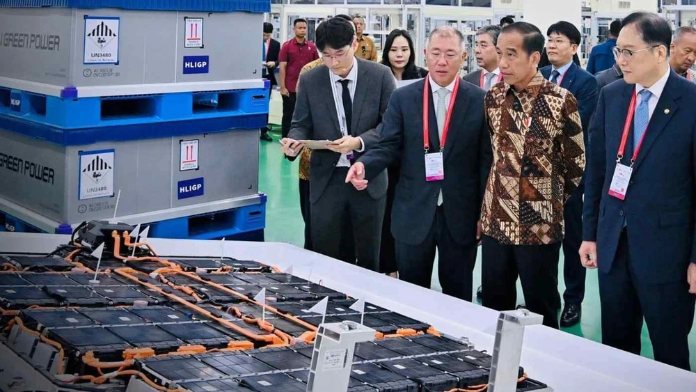 Tổng thống Indonesia Joko Widodo thị sát nhà máy sản xuất pin xe điện đầu tiên của nước này ở Karawang vào ngày 3-7