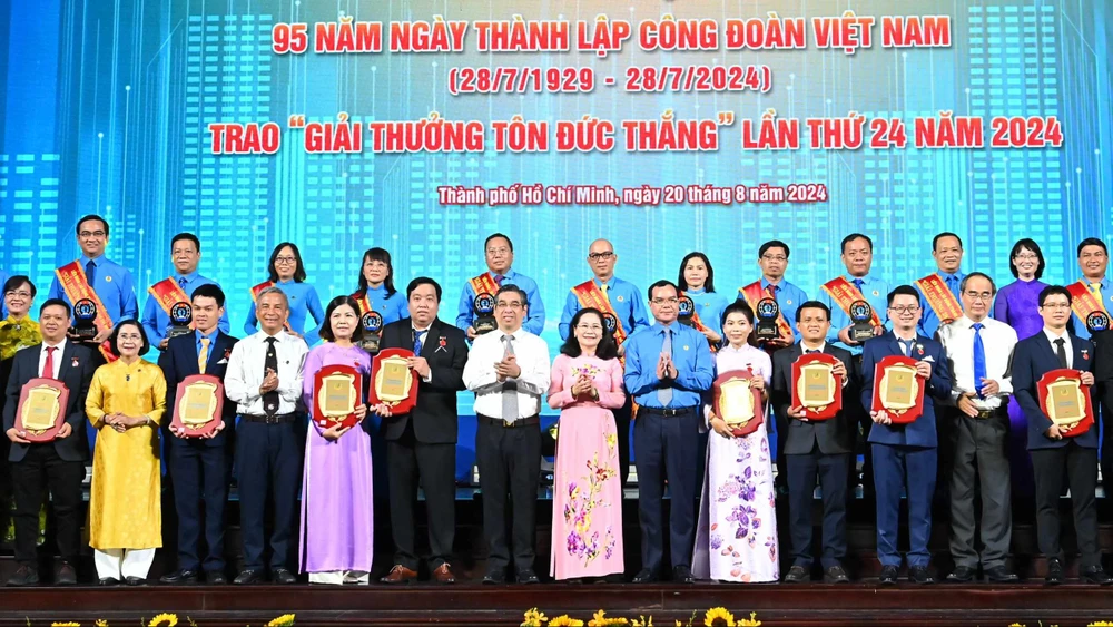 Nguyên lãnh đạo và lãnh đạo Trung ương, TPHCM chúc mừng các gương đoạt Giải thưởng Tôn Đức Thắng và các giải thưởng của tổ chức công đoàn. Ảnh: VIỆT DŨNG