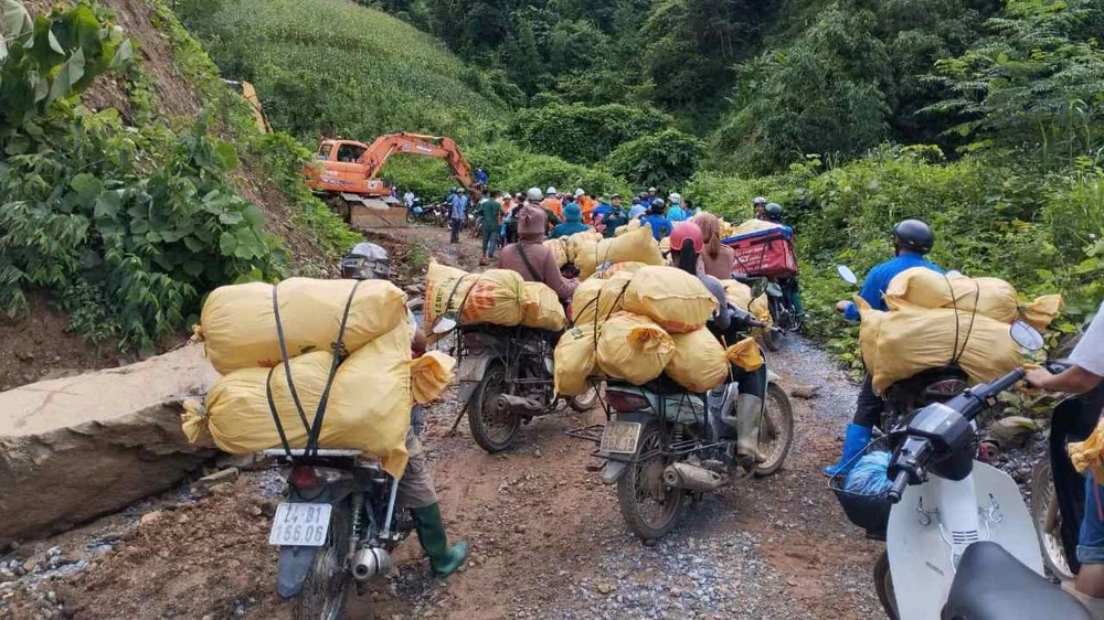 Mang hàng cứu trợ cho người cho vùng lũ