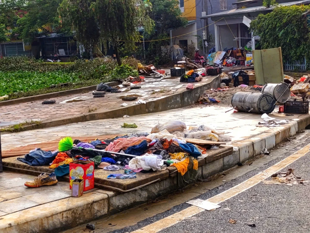 Khu vực chợ đêm Phố Ràng, huyện Bảo Yên, tỉnh Lào Cai tan hoang, ngập chìm trong rác sau khi lũ rút. Ảnh: LƯU THỦY