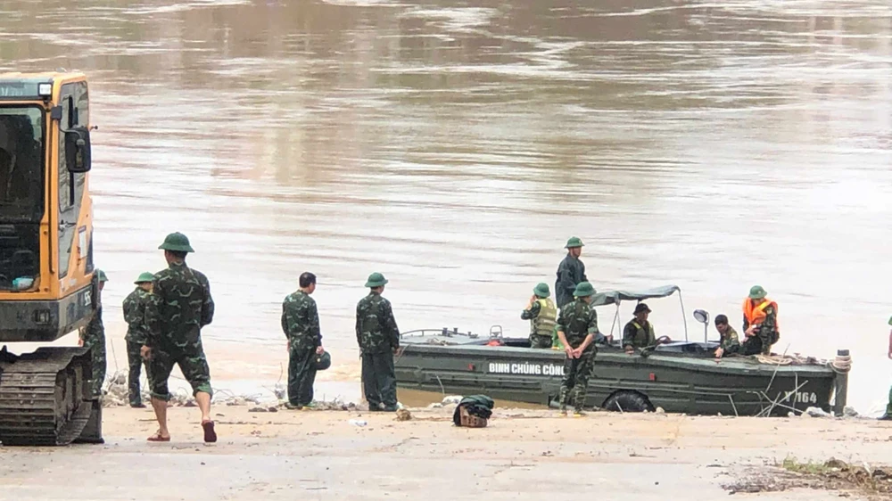 Lực lượng công binh chuẩn bị lắp cầu phao ở vị trí cầu Phong Châu