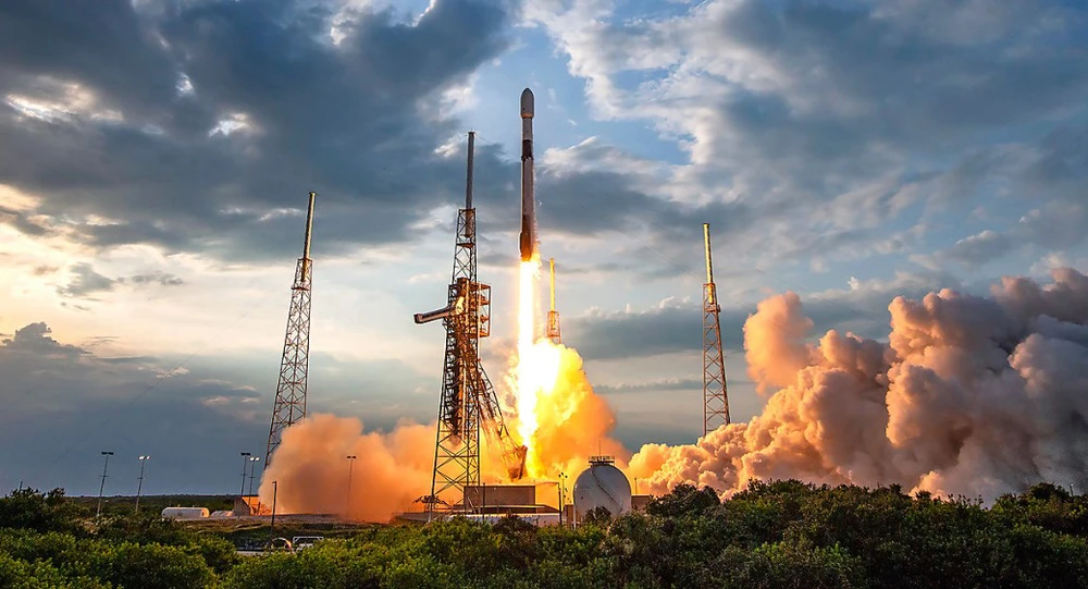 Tên lửa Falcon 9 của Công ty SpaceX (Mỹ) đưa vệ tinh Turksat 6A lên quỹ đạo vào tháng 7-2024. Ảnh: SPACEX