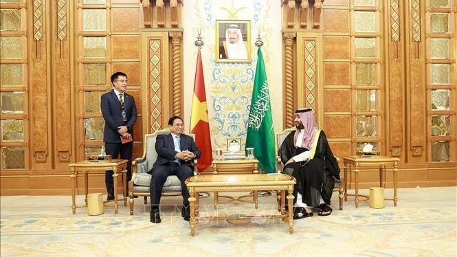 Thủ tướng Phạm Minh Chính gặp Hoàng Thái tử kiêm Thủ tướng Vương quốc Saudi Arabia Mohammed Bin Salman. Ảnh: TTXVN