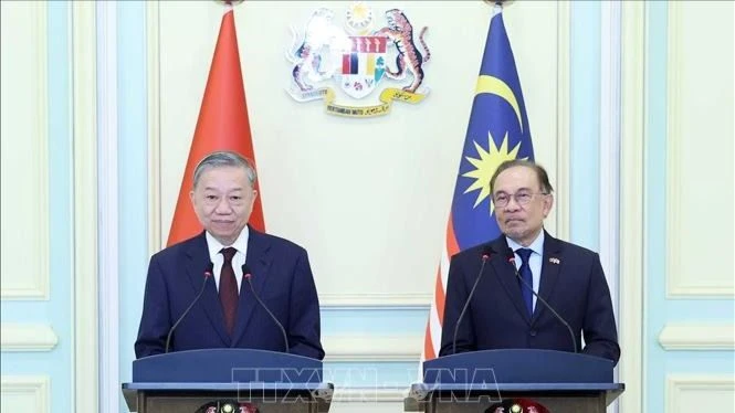 Tổng Bí thư Tô Lâm với Thủ tướng Malaysia Anwar Ibrahim tại buổi họp báo. Ảnh: TTXVN