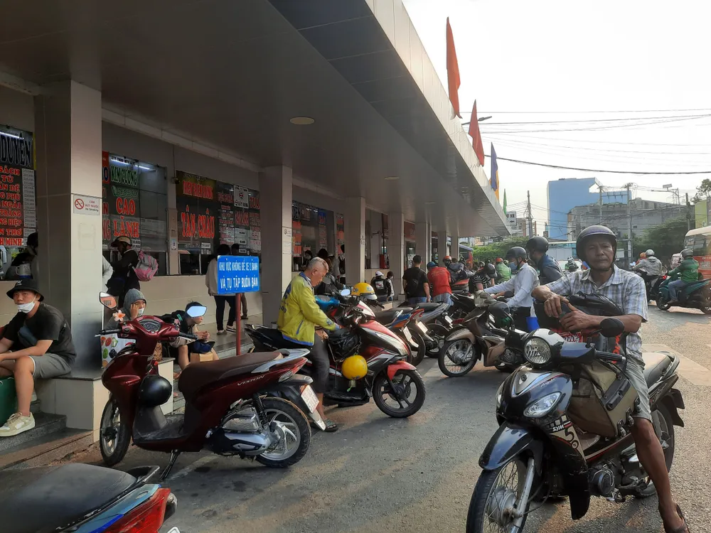 Khu vực phòng mua vé, người và xe ra vào đông đúc. Ảnh: HẢI NGỌC z5144644282035-44026fe0d751fb782aced3312312acf8-5680.jpg