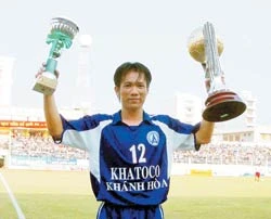 Lê Tấn Tài nhận Quả bóng đồng và danh hiệu Cầu thủ trẻ xuất sắc nhất