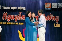 Quỹ học bổng Nguyễn Văn Hưởng đã có 229 triệu đồng