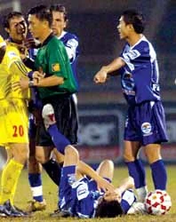 Quốc Vượng đối mặt với án treo giò đến hết V-League 2005