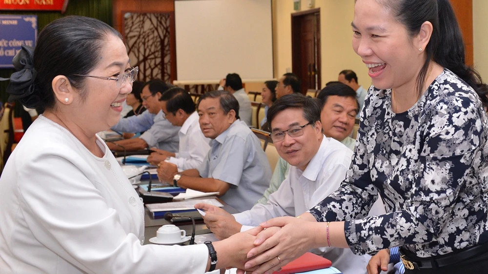 Phó Bí thư Thành ủy Võ Thị Dung trao đổi cùng các đại biểu tại Toạ đàm "Nâng cao trách nhiệm thực hiện chuẩn mực đạo đức công vụ của cán bộ,công chức, viên chức tại TPHCM"
