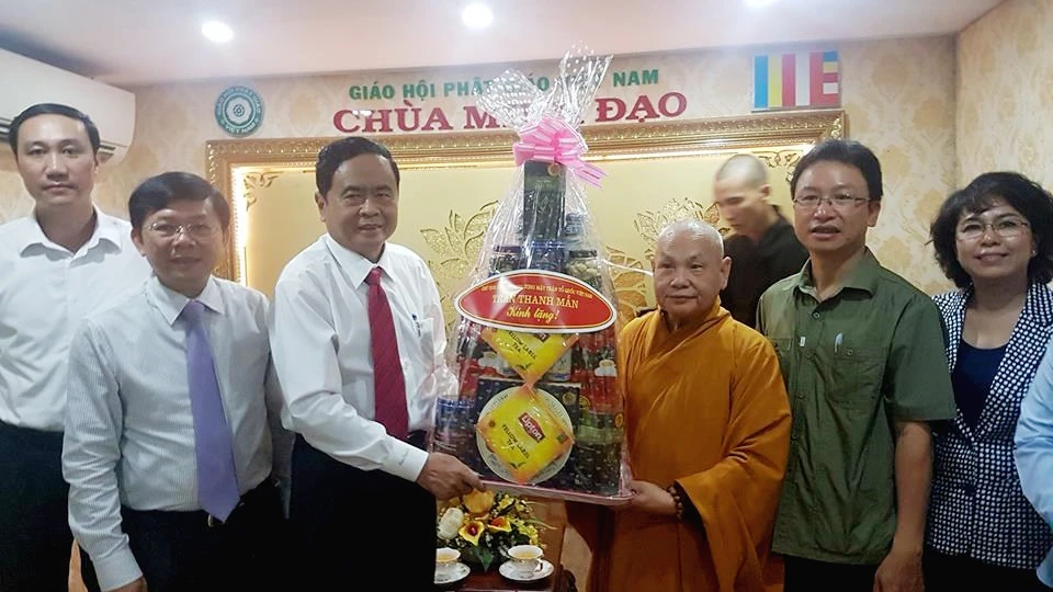 Chủ tịch Ủy ban Trung ương MTTQ Việt Nam tặng quà Hòa thượng Thích Thiện Nhơn