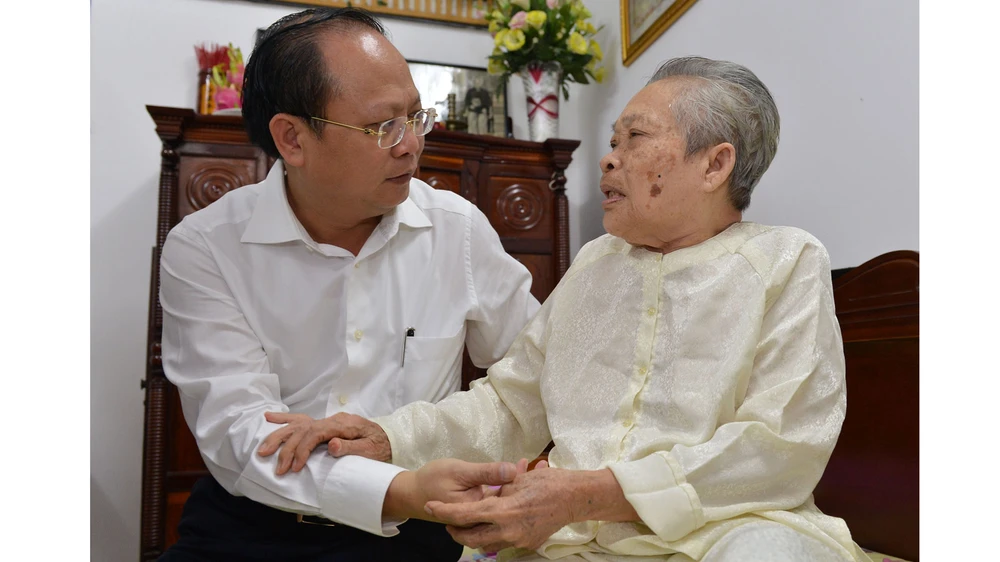 Phó Bí thư Thường trực Thành ủy TPHCM Tất Thành Cang thăm hỏi Mẹ VNAH Nguyễn Thị Sáng nhân kỷ niệm ngày Thương binh - Liệt sĩ. Ảnh: VIỆT DŨNG