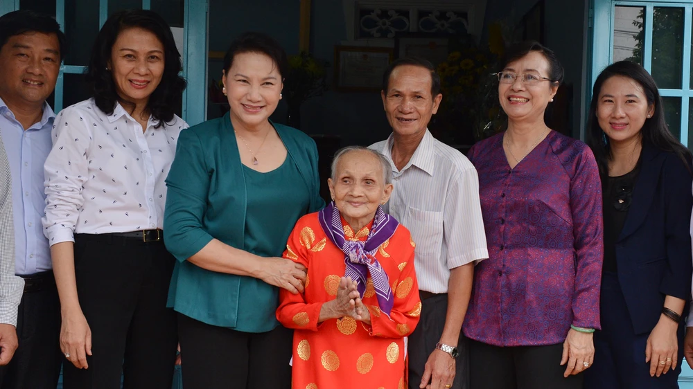 Chủ tịch Quốc hội Nguyễn Thị Kim Ngân thăm Mẹ Việt Nam Anh hùng Nguyễn Thị Kịch. Ảnh: VIỆT DŨNG