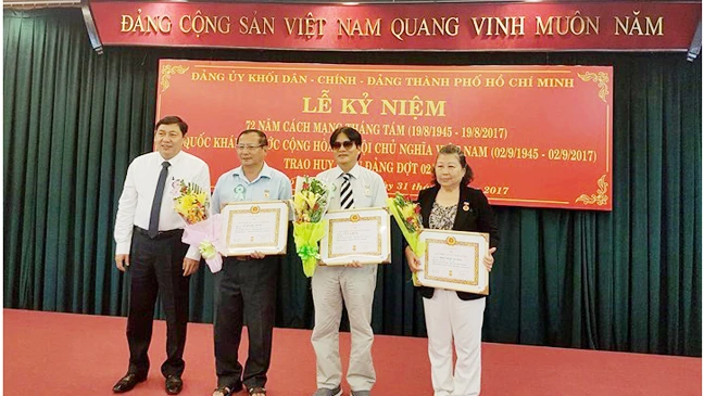 Đồng chí Trần Thế Lưu, Ủy viên Thường vụ, Trưởng Ban Nội chính Thành ủy TPHCM trao Huy hiệu 55, 45 và 40 năm tuổi đảng 