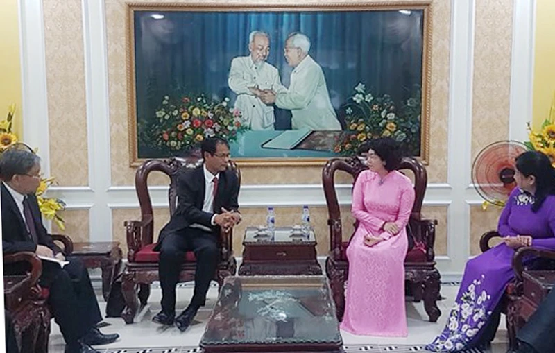 Bà Tô Thị Bích Châu - Chủ tịch Ủy ban MTTQ Việt Nam TPHCM thân mật tiếp đoàn