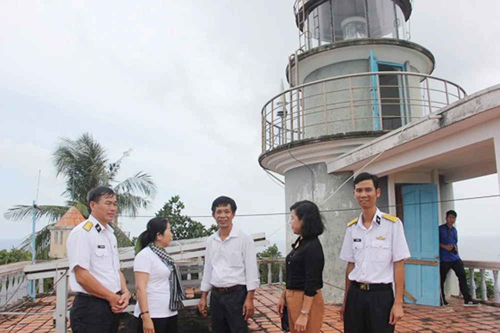 Đồng chí Võ Thị Dung thăm cán bộ, chiến sĩ Trạm Hải đăng Thổ Chu