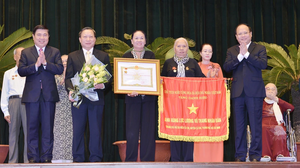 Các đồng chí Tất Thành Cang và Nguyễn Thành Phong trao danh hiệu Anh hùng lực lượng vũ trang nhân dân. Ảnh: VIỆT DŨNG