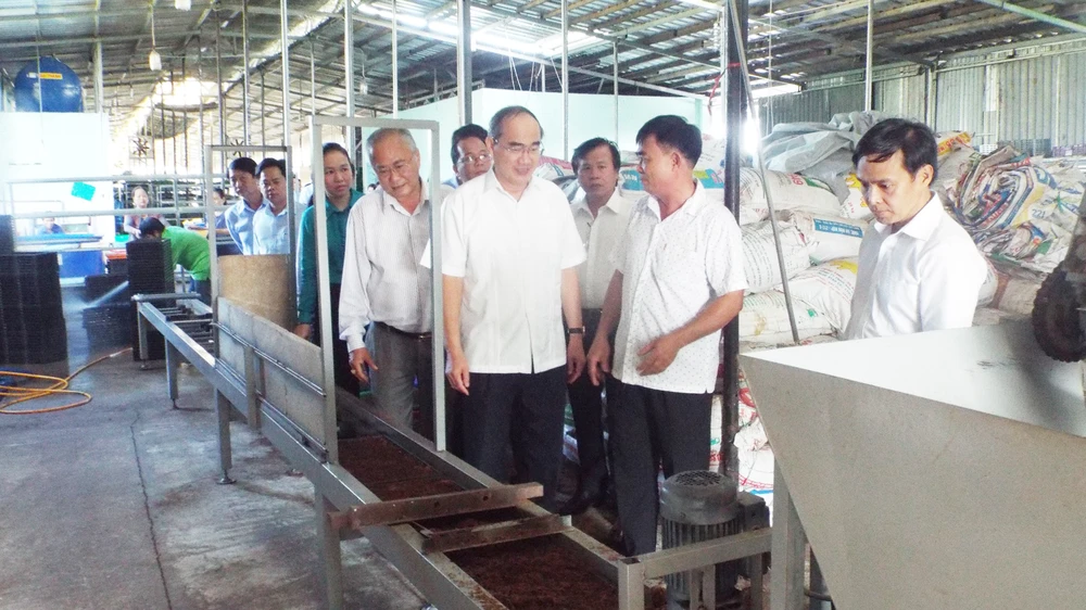 Bí thư Thành ủy TPHCM Nguyễn Thiện Nhân tham quan một cơ sở sản xuất ở xã Xuân Thới Sơn, huyện Hóc Môn