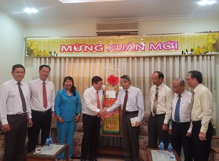 Chủ tịch UBND TPHCM Nguyễn Thành Phong và các thành viên trong đoàn chúc mừng năm mới Mục sư Thái Phước Trường, Hội trưởng Hội thánh Tin Lành Việt Nam (miền Nam) và các vị mục sư Tổng Liên hội 