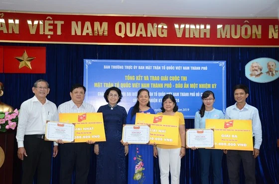 Đồng chí Tô Thị Bích Châu, Chủ tịch Ủy ban MTTQ Việt Nam TPHCM trao giải cá nhân cho các thí sinh