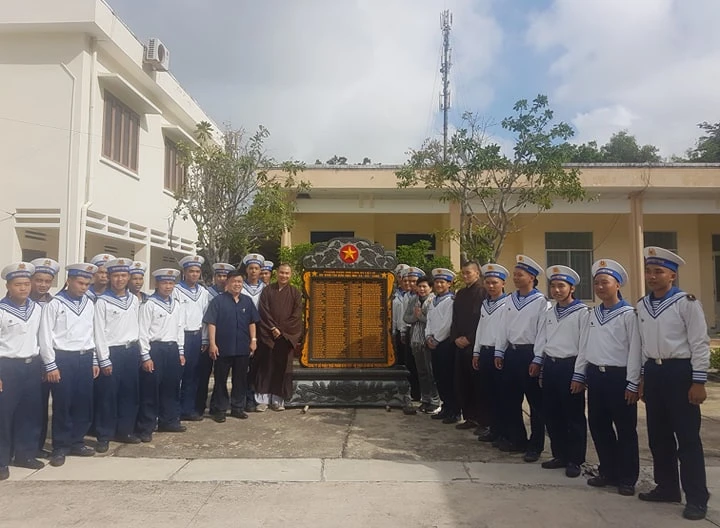 Đại diện Lữ đoàn 146 Trường Sa tiếp nhận bia tưởng niệm 64 liệt sĩ Gạc Ma