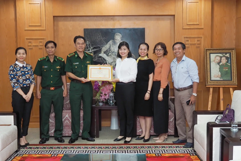 Đại diện lãnh đạo Bộ Tư lệnh Bộ đội Biên phòng trao tặng bằng khen cho Báo SGGP