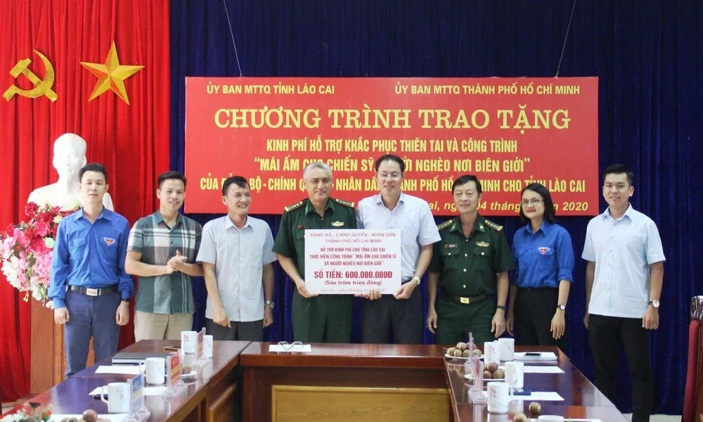 Trao bảng tượng trưng tặng 600 triệu đồng cho tỉnh Lào Cai trong chương trình "Mái ấm cho chiến sĩ và người nghèo nơi biên cương"