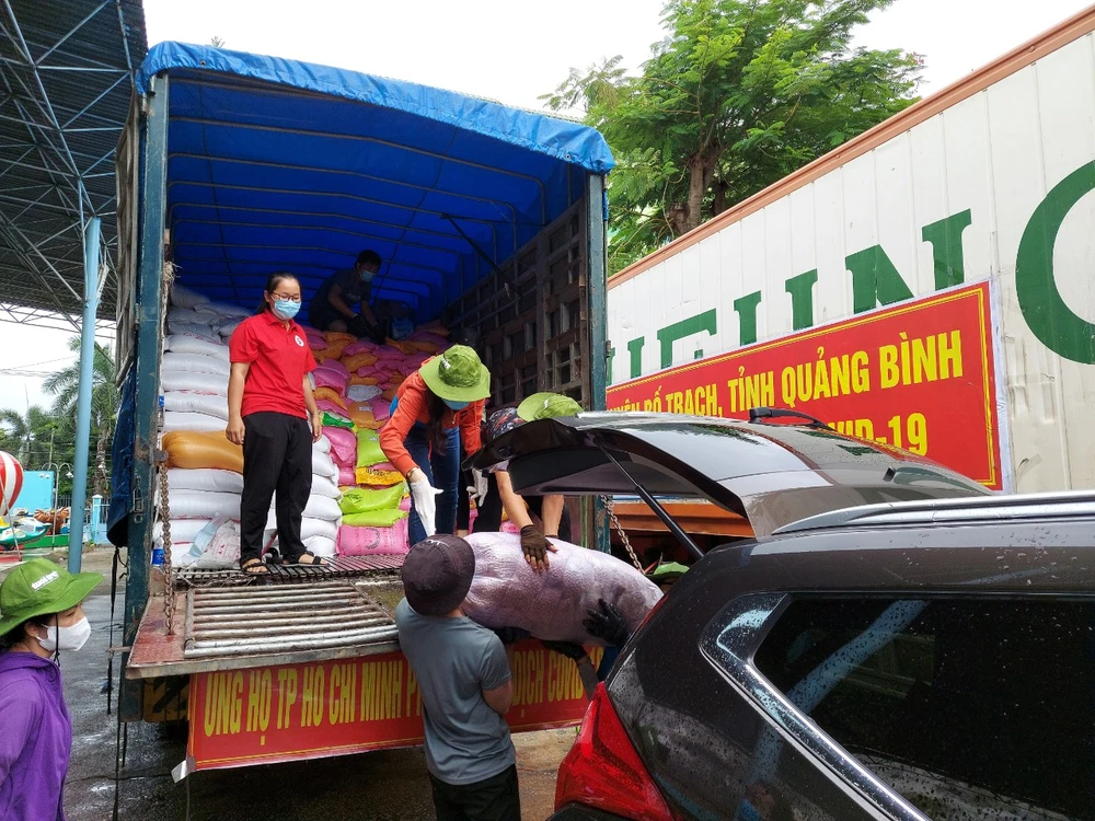 Phân phối hàng đi các nơi từ "Chuyến xe nghĩa tình" của tỉnh Quảng Bình