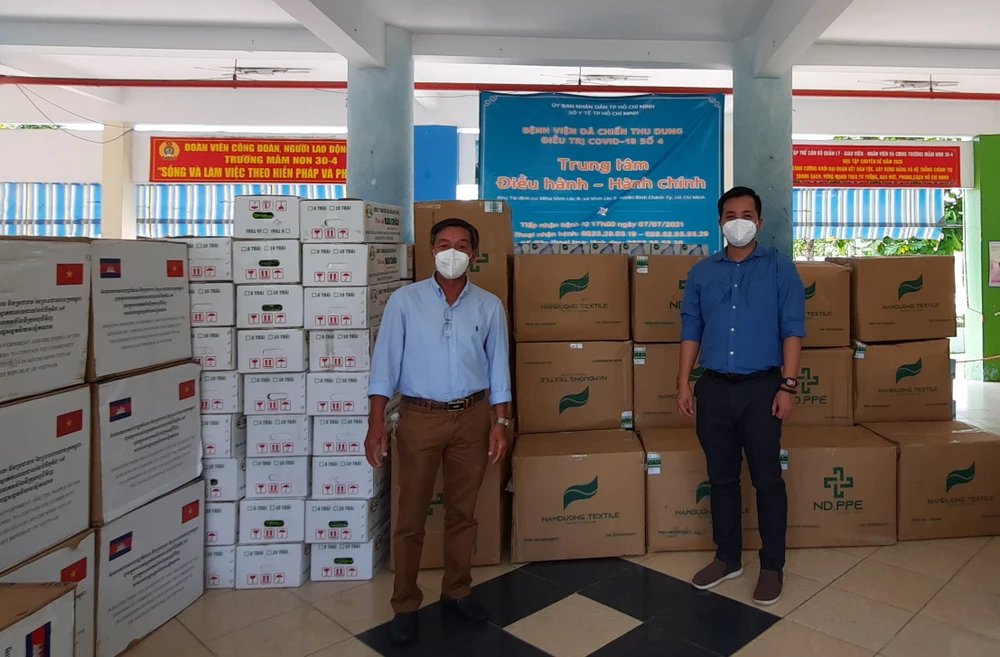 50.000 khẩu trang y tế và thực phẩm thiết yếu hỗ trợ Bệnh viện dã chiến thu dung điều trị Covid-19 (xã Vĩnh Lộc B, huyện Bình Chánh)