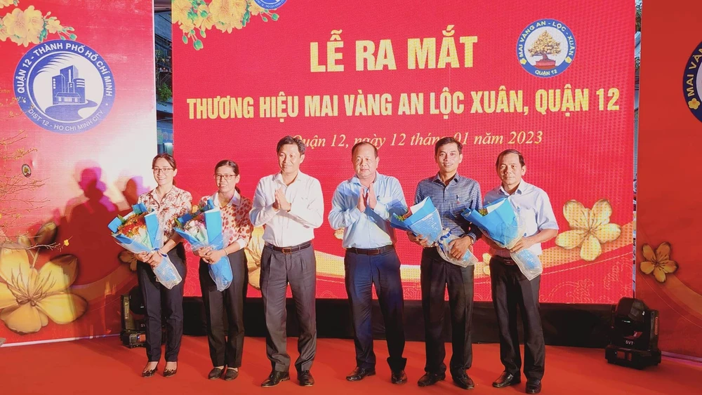 Lãnh đạo UBND quận 12 tặng hoa các gia đình trồng hoa mai tiêu biểu của 3 phường Thạnh Lộc, Thạnh Xuân, An Phú Đông