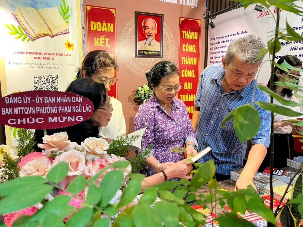 Người dân tham quan, tìm hiểu tư liệu, hình ảnh về Chủ tịch Hồ Chí Minh được giới thiệu tại quán