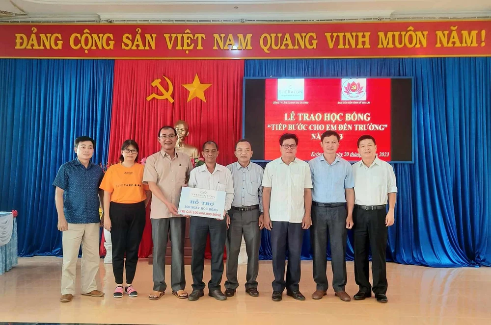 Trao bảng tượng trưng số tiền 100 triệu đồng tặng 100 suất học bổng đến các em học sinh có hoàn cảnh khó khăn của huyện Krông Pa (tỉnh Gia Lai)