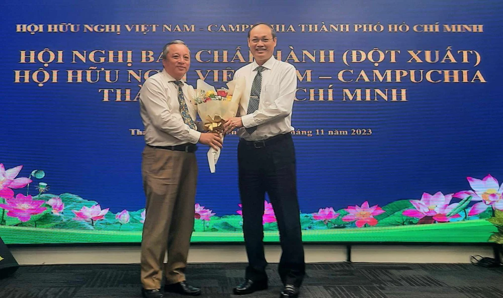 Chủ tịch Liên hiệp các tổ chức Hữu nghị TPHCM Đỗ Việt Hà (trái) tặng hoa chúc mừng Trung tướng Nguyễn Văn Nam giữ chức vụ Chủ tịch Hội Hữu nghị Việt Nam - Campuchia TPHCM 