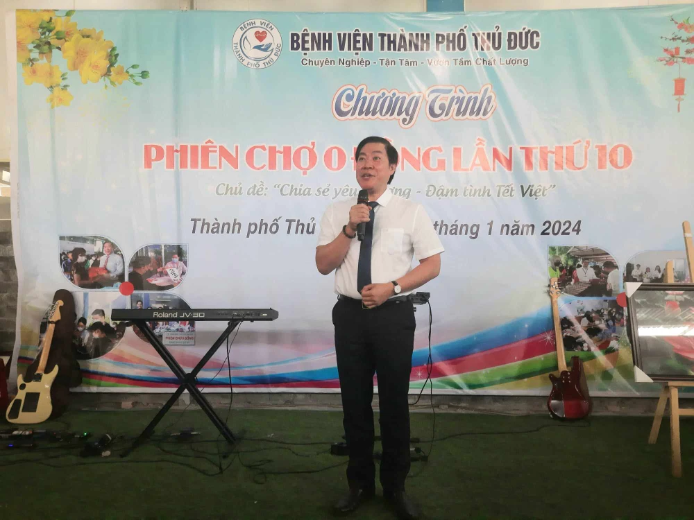 Bí thư Đảng ủy, Giám đốc Bệnh viện TP Thủ Đức Vũ Trí Thanh phát biểu khai mạc Phiên chợ 0 đồng lần thứ 10