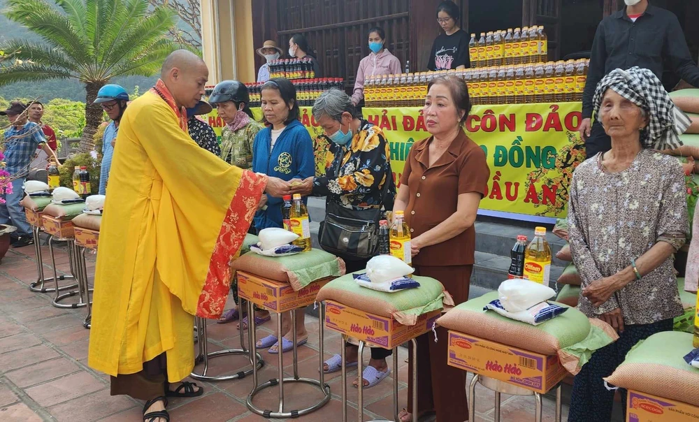 Thượng tọa Thích Trung Sơn trao tiền đi chợ tết đến các hộ gia đình có hoàn cảnh khó khăn tại huyện đảo Côn Đảo