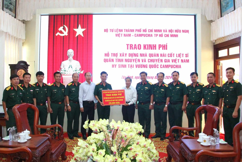 Trao kinh phí xây dựng Nhà lưu giữ hài cốt quân tình nguyện và chuyên gia Việt Nam hy sinh tại Campuchia