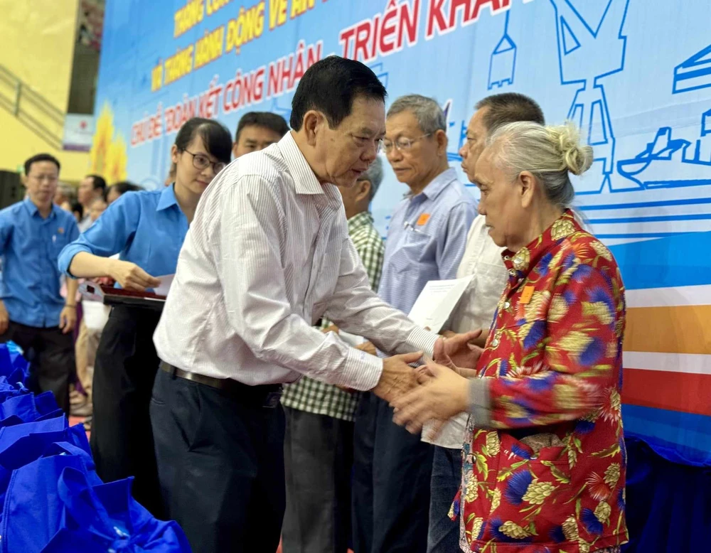 Phó Bí thư Thường trực Quận ủy quận Phú Nhuận Huỳnh Đăng Linh tặng quà cán bộ công đoàn cơ sở có nhiều đóng góp cho công tác công đoàn