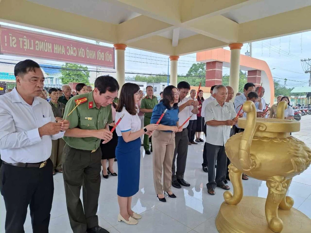 Đại diện các đơn vị tham gia dâng hương tưởng niệm các anh hùng liệt sĩ tại di tích vùng căn cứ cách mạng Định Hiệp