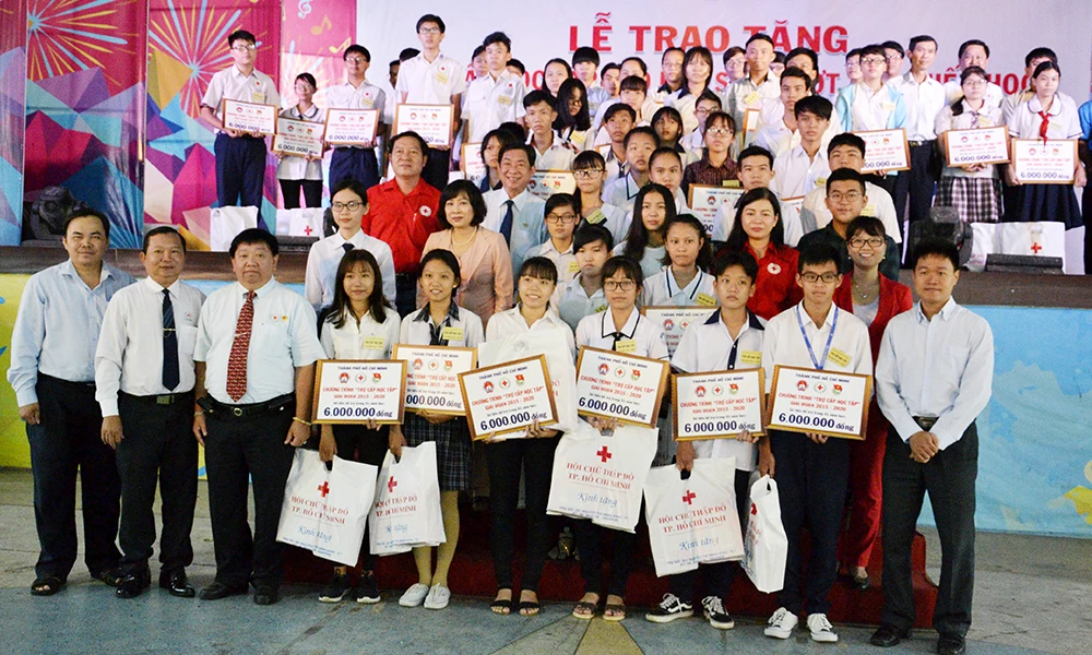 Trao học bổng cho học sinh nghèo hiếu học năm học 2017-2018