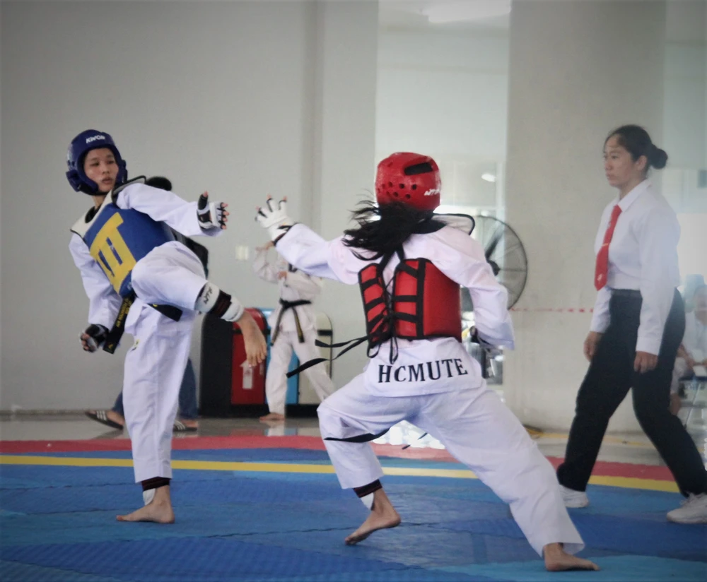 VĐV thi đấu đối kháng tại giải taekwondo sinh viên TPHCM mở rộng. Ảnh: NGUYỄN ANH