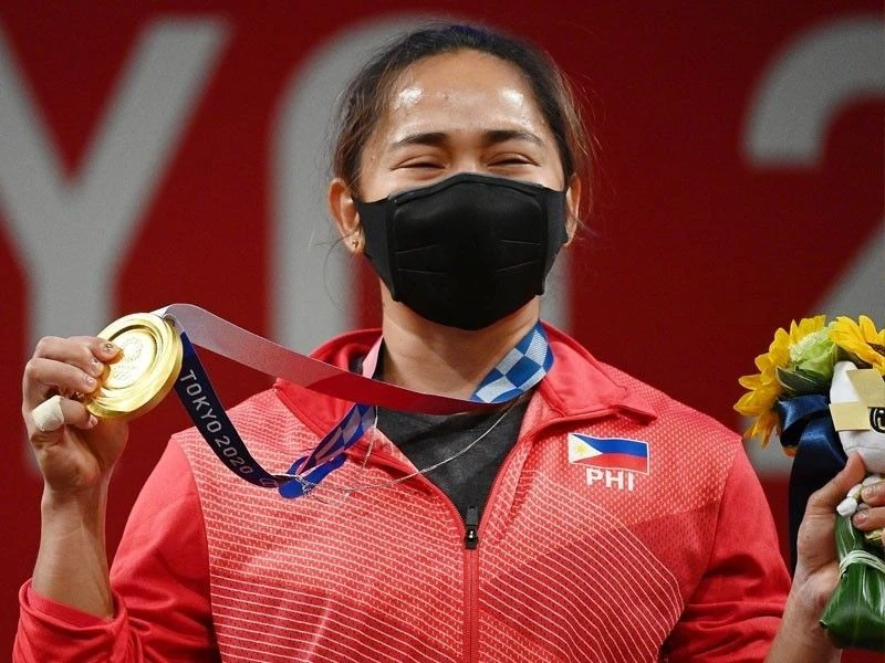 Hidilyn Diaz đi vào lịch sử khi là VĐV đầu tiên của Philippines giành HCV tại một kỳ Olympic. Ảnh: AFP