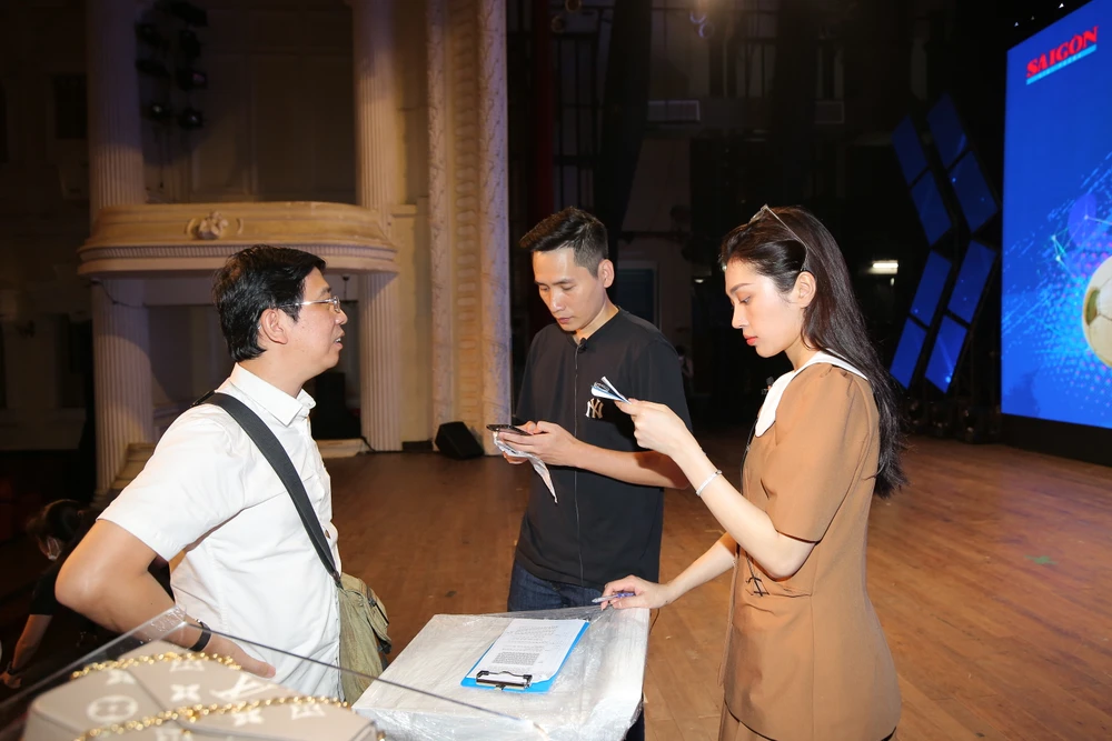 Nhà báo Nguyễn Nhật -Phó Tổng Biên tập Báo SGGP, Trưởng Ban Tổ chức Giải thưởng Quả bóng vàng Việt Nam (áo trắng) trao đổi với MC trong buổi tổng duyệt. Ảnh: DŨNG PHƯƠNG