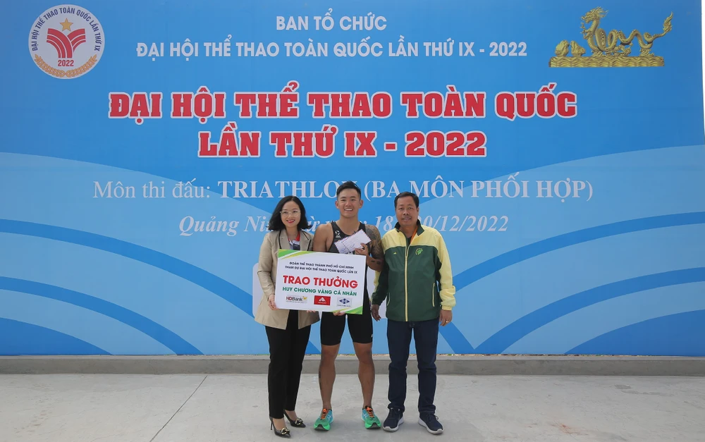 Lâm Quang Nhật giành tấm HCV triathlon Đại hội Thể thao toàn quốc đầu tiên. Ảnh: DŨNG PHƯƠNG