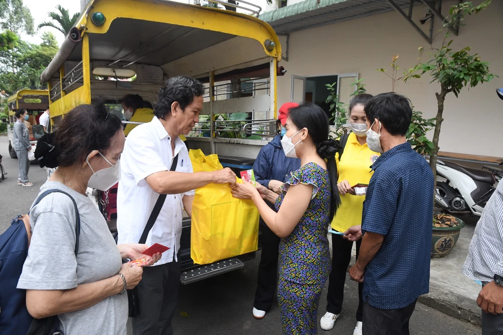 HLV Thái Hồng Đông trao tặng quà tết đến các gia đình bệnh nhân tại bệnh viện Nhi đồng 2