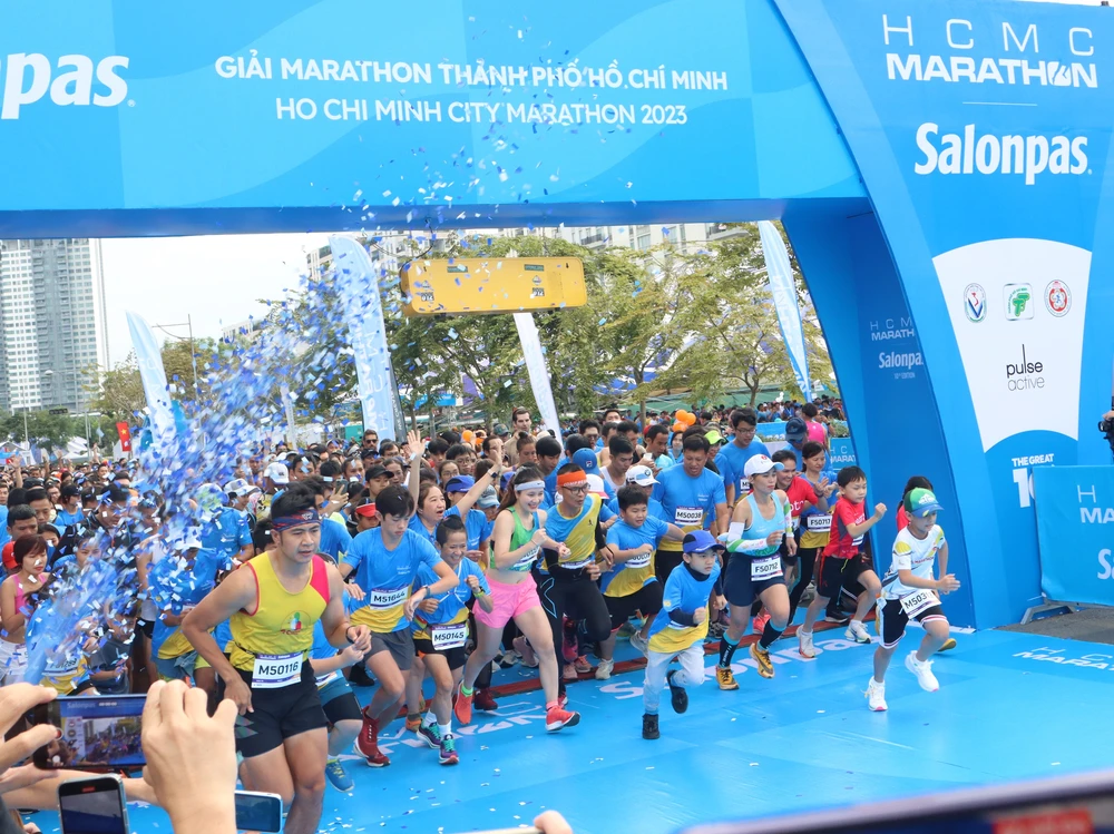 Các VĐV ở cự ly 5km bắt đầu đường đua tại Salonpas HCMC Marathon 2023. Ảnh: NGUYỄN ANH